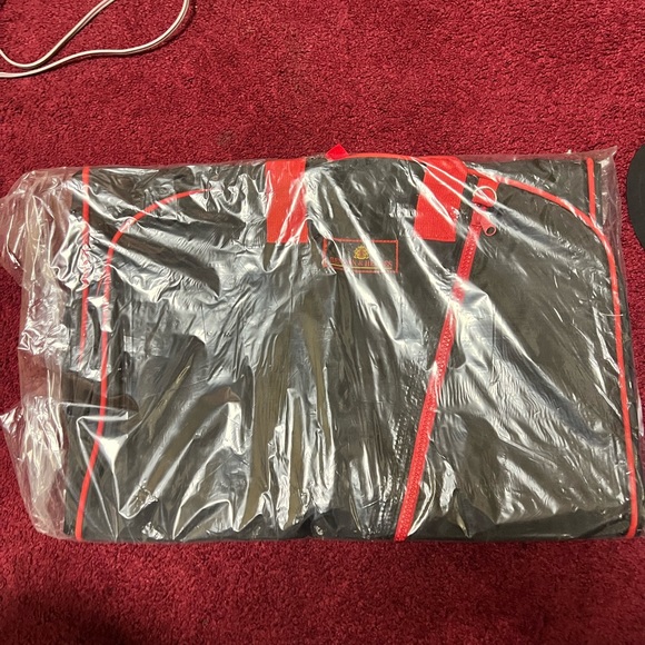 Brand-new, sealed Benson and hedges suit carrier - Picture 2 of 5